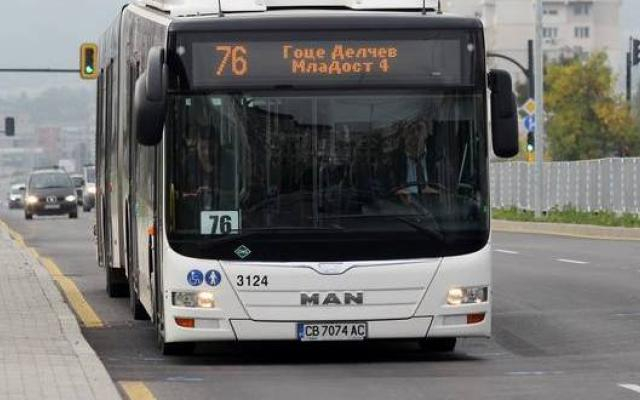 Не е за вярване какво направи мъж по чорапи в автобус 76 в София СНИМКА