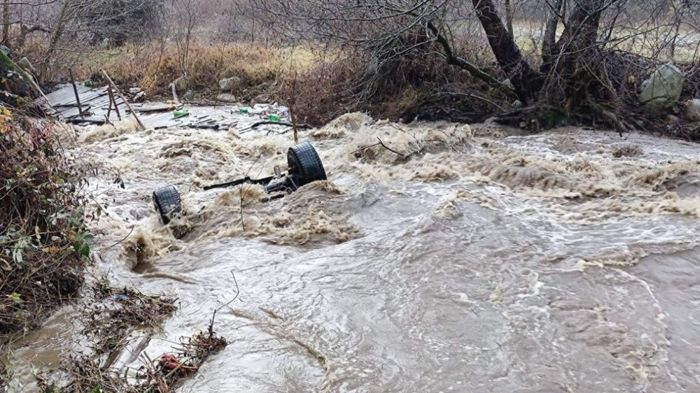 Ужас в Благоевград! Водите на река повлякоха джип с шофьора СНИМКИ