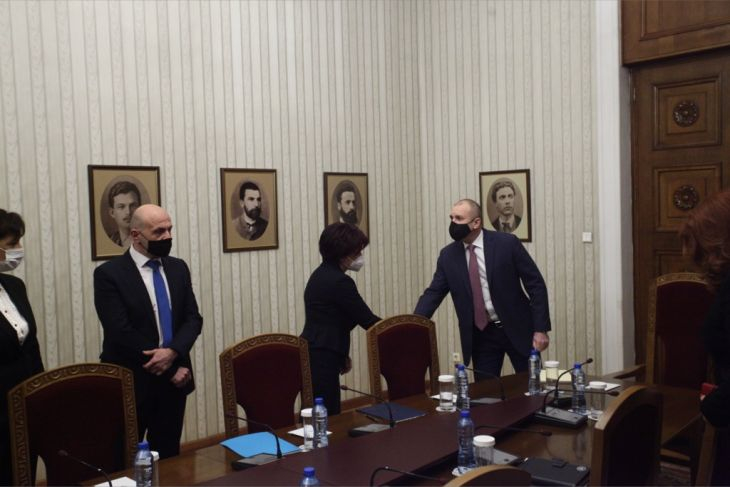 Срещата Радев - ГЕРБ започна с екшън! Караянчева скочи на президента ВИДЕО