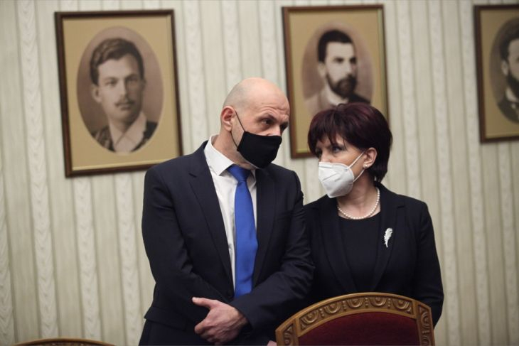 Срещата Радев - ГЕРБ започна с екшън! Караянчева скочи на президента ВИДЕО