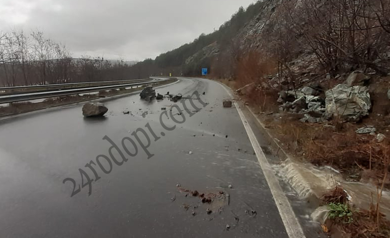 Опасност край Момчилград: На пътя има огромни ... СНИМКИ   