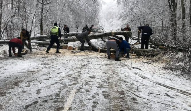 Жестока драма с жена и 4 деца се разиграва в момента в хижа Ком СНИМКА