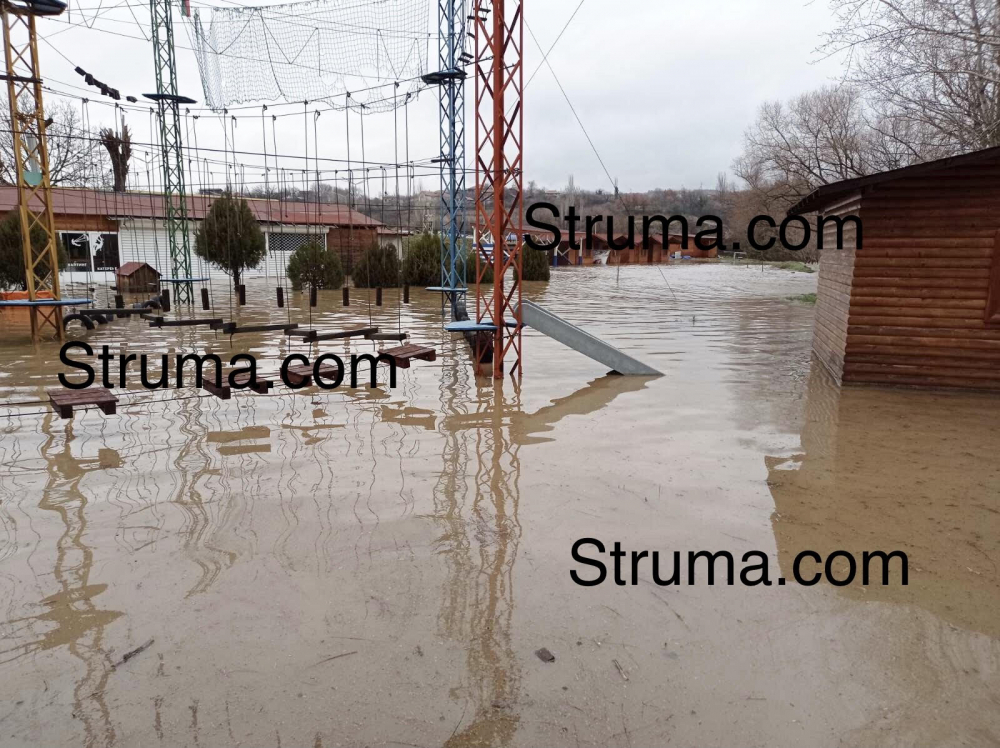 Воден апокалипсис край Кресна! Евакуират хора, под вода е... СНИМКИ