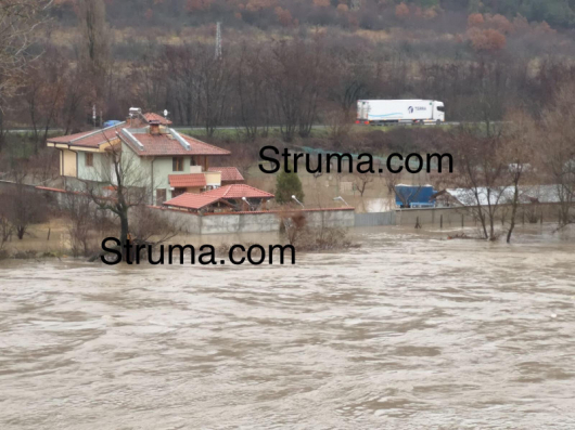 Воден апокалипсис край Кресна! Евакуират хора, под вода е... СНИМКИ
