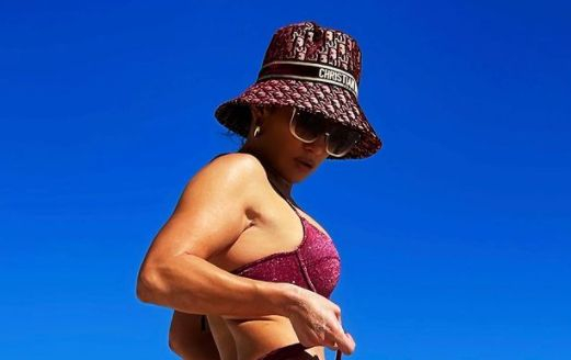 51-г. Джей Ло подлуди феновете със СНИМКА 18+ по супер изрязан бански с дълбоко деколте 