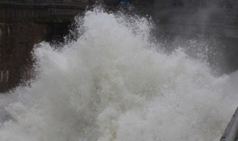 Изпускат контролирано водата от три язовира
