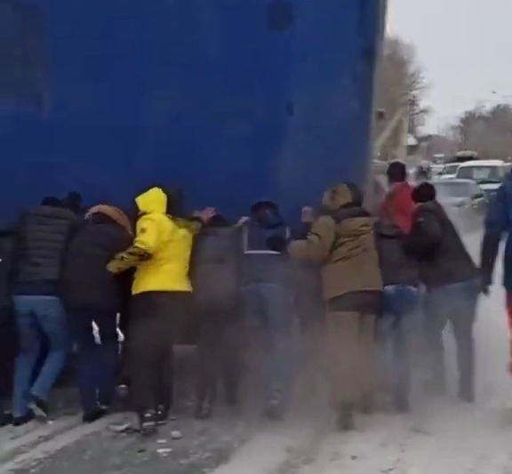 Яки руски шофьори преместиха тир с голи ръце ВИДЕО