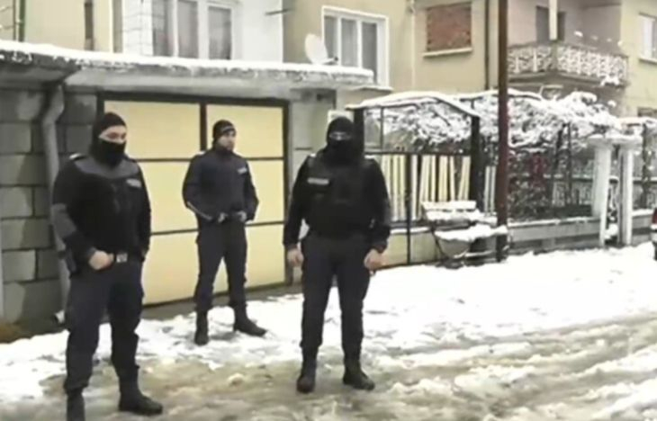 Мездра е под обсада! Тумба цигани потроши къщата и двете коли на заподозрения за смъртта на внука на Тома Томов