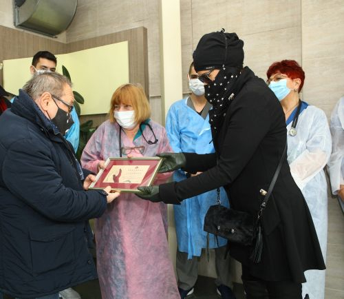Звездите на Народния театър благодариха на медиците от „Софиямед“