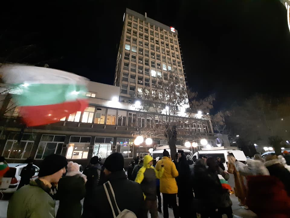 Пред БНТ почерня от полиция, протестиращи готвят нов зулум заради Каракачанов СНИМКИ