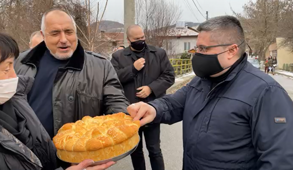 Посрещнаха Борисов с погача, а той отсече: Когато има образование.... ВИДЕО
