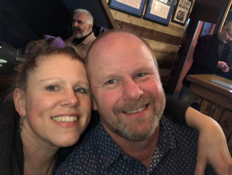 Криза: Учителка продава свои голи снимки, за да издържа семейството си