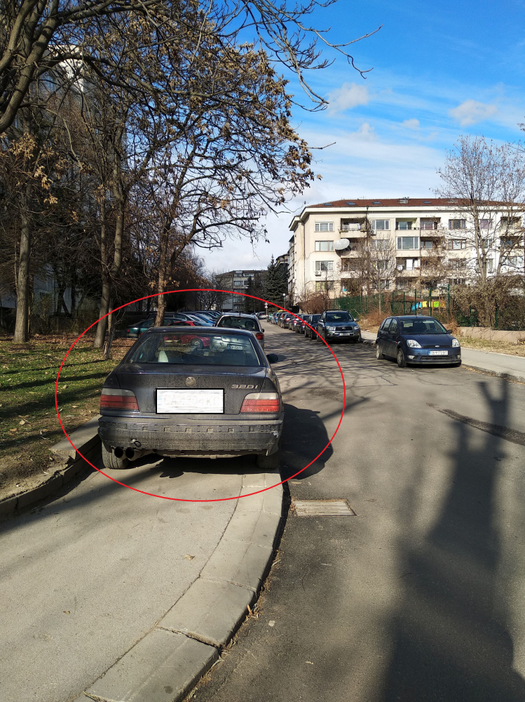 Сигнал до БЛИЦ! Наглец с БМВ направи голяма изцепка в столичен квартал СНИМКА