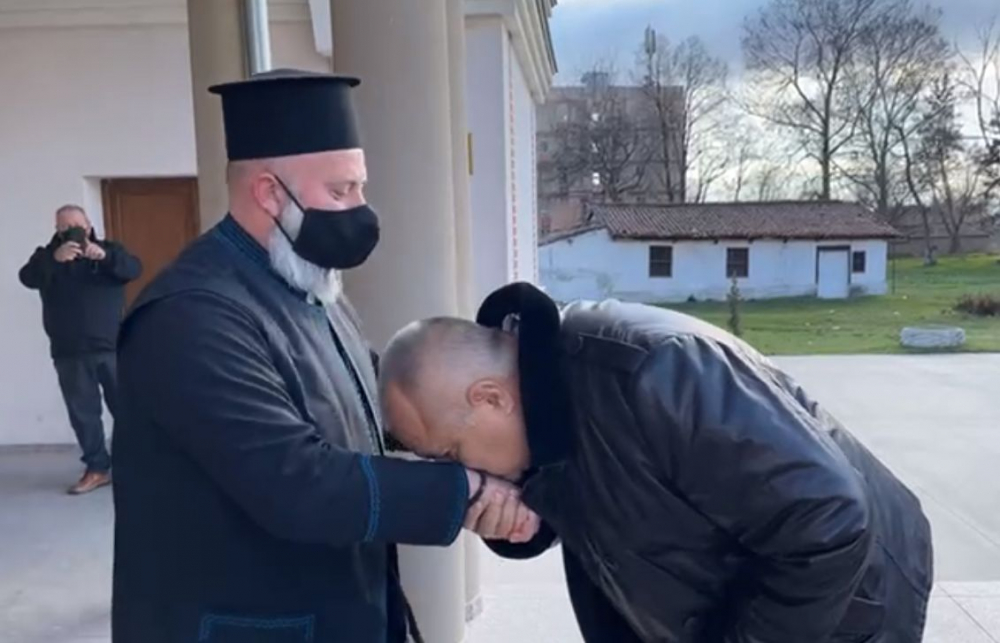 Навръх Антоновден Борисов заведе Сачева и Ангелов на църква и си спомни комунизма ВИДЕО