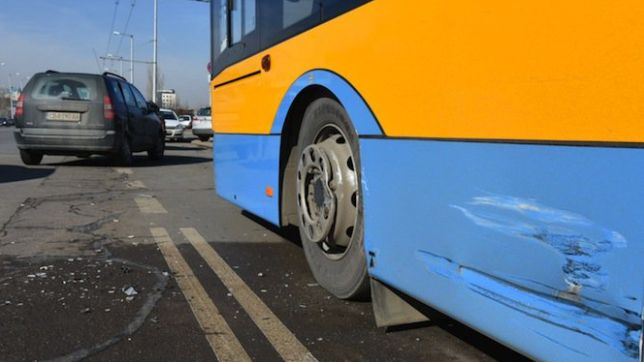 Сигнал до БЛИЦ! Извънредна ситуация с тролей край Петте кьошета