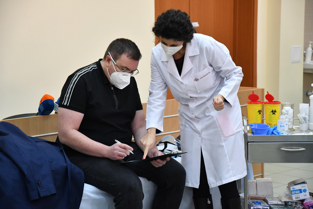 Не е за вярване каква красавица е лекарката, ваксинирала здравния министър СНИМКИ