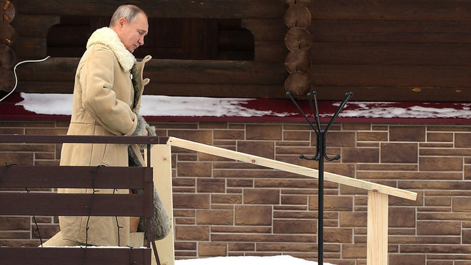 Путин се топна в ледените води по случай Богоявление ВИДЕО 