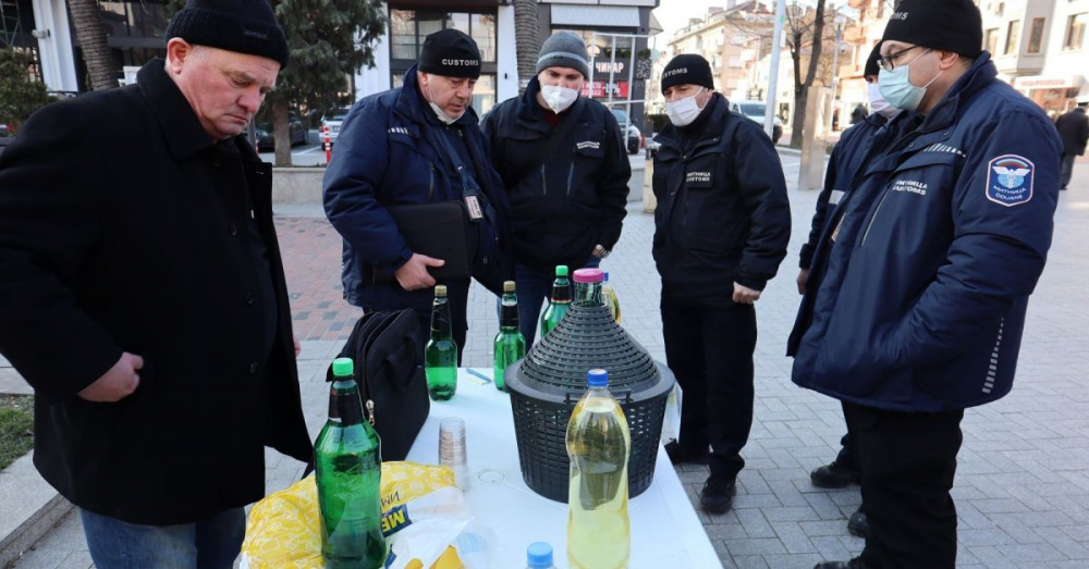 Ексцентрик "ваксинира" с гроздова ракия в центъра на Варна