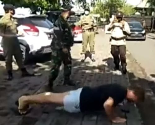 Не е за вярване как наказват на Бали хората, които не носят маски ВИДЕО 