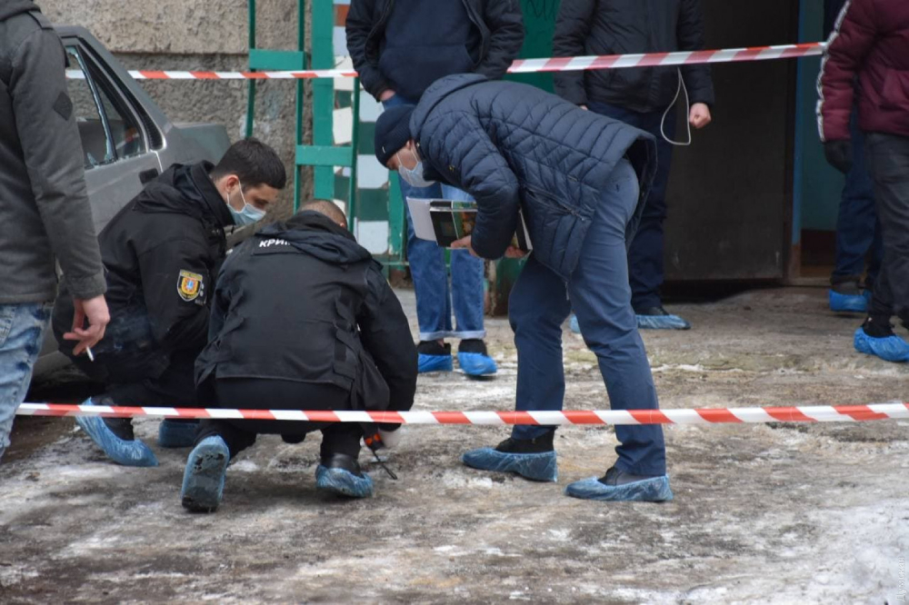 Арестуваха чисто гол мъж, омотан в човешки черва и с отрязана глава в ръцете