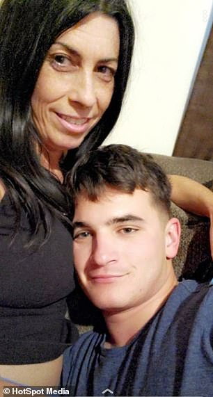 50-г мераклийка се омъжва за 22-годишен младеж заради странен нагон СНИМКИ