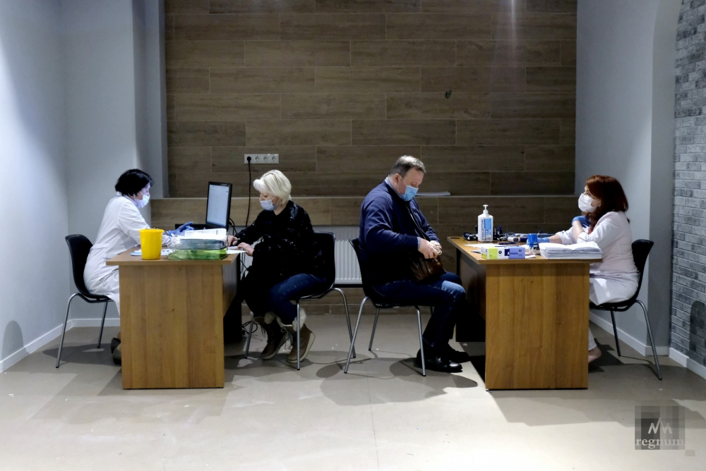 На конвейр: В Москва започна ваксинация по моловете СНИМКИ 