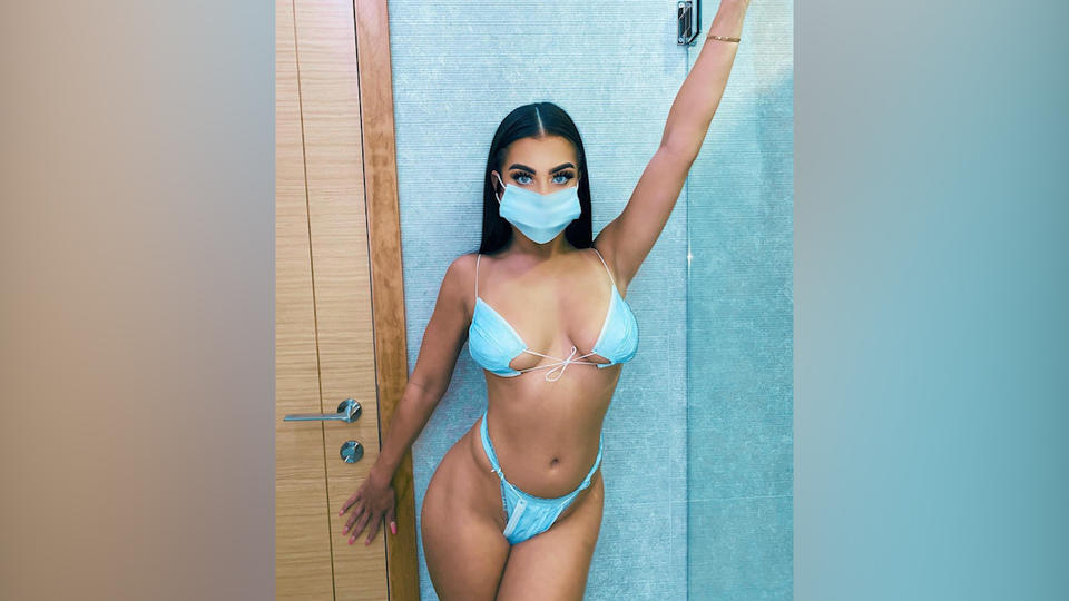 Разбиха риалити звезда заради СНИМКИ 18+ само по маска вместо бикини