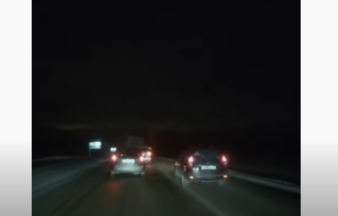 Мигновена карма застига шофьор, който иска да избегне задръстване ВИДЕО