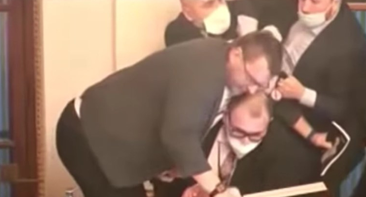 Сбиване в чешкия парламент, полицията ще накаже участниците, които не са носили маски ВИДЕО