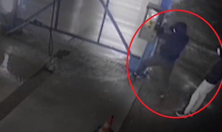 Крадци вършеят по автомивки у нас и отмъкват... ВИДЕО