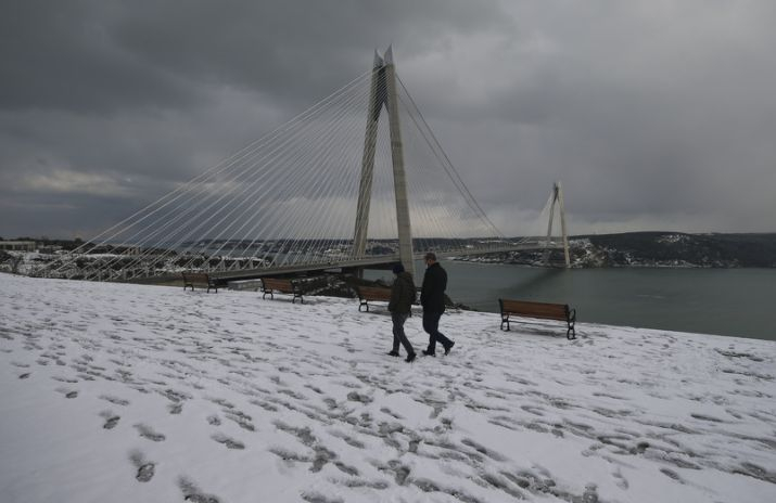 Турция замръзна, хората не смеят да излязат навън ВИДЕО
