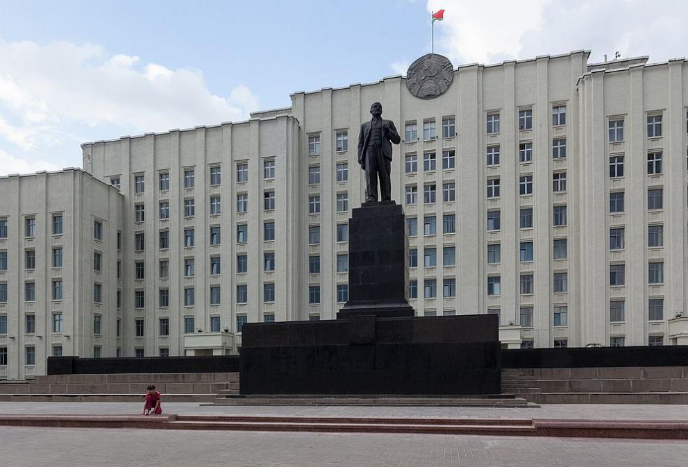 Ужасяващо ВИДЕО 18+: Мъж се самозапали пред правителството в Минск