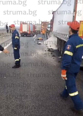 Зверска катастрофа с българи до Солун, човек лежи безпомощно на платното СНИМКИ 18+