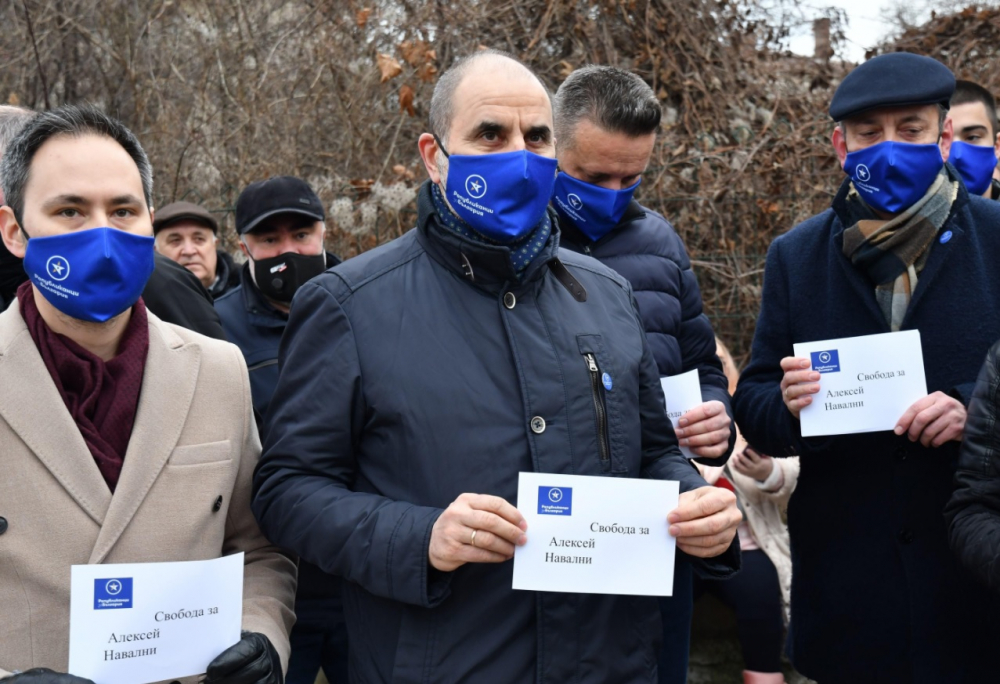 „Марш с апартаментите от тук“: Натириха Цветанов от протест за Навални 