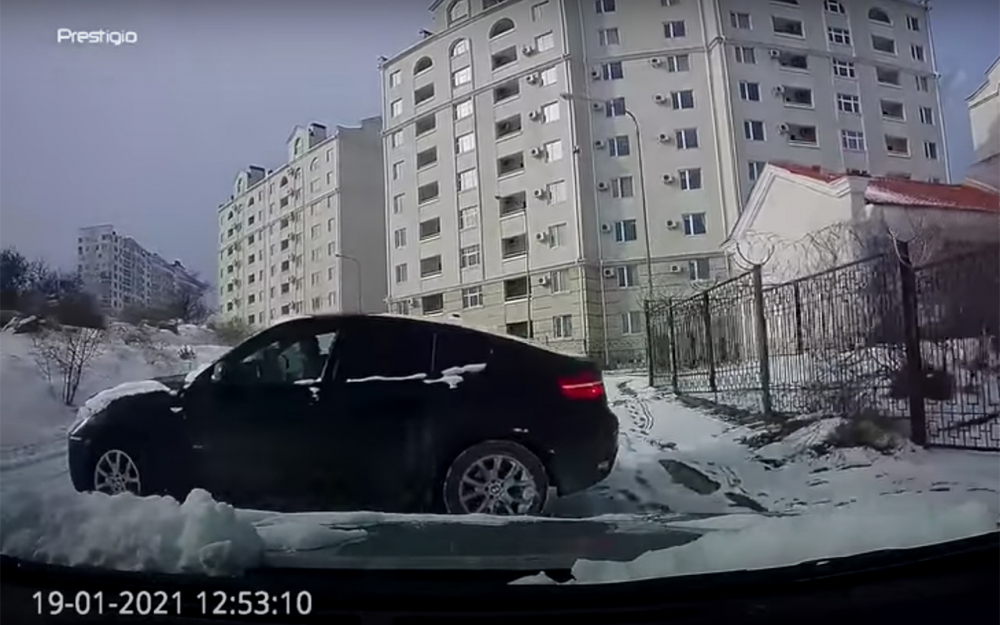 Луксозно BMW X6 се изложи позорно на заледен път ВИДЕО 