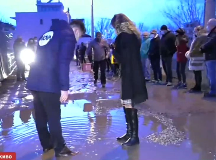 Румен Бахов шокира, набута зам.-кметица в кален гьол за ЧРД ВИДЕО