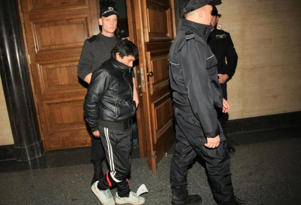 Циганите, заклали мъж във влака край Вакарел, се отърваха с леки присъди СНИМКИ