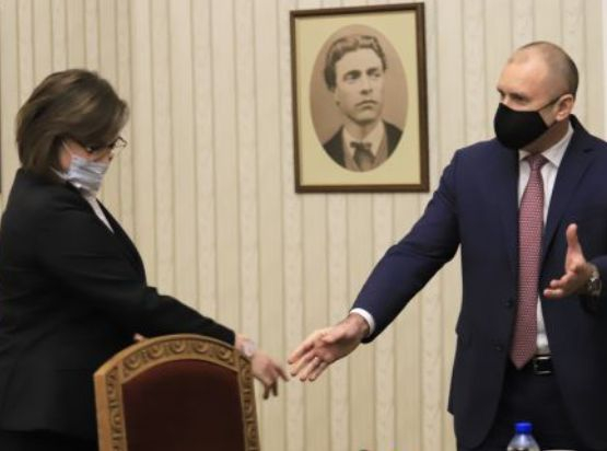 Политолог каза как ще еволюират отношенията между БСП и Радев 