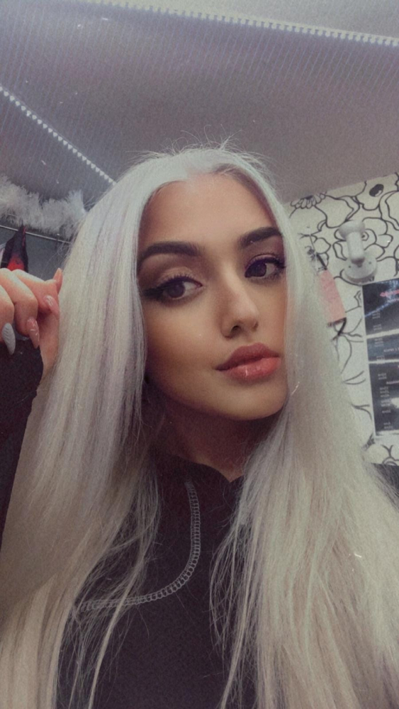 Вижте какво прави сестрата на фолкаджийката Адриана заради К-19 СНИМКИ 18+