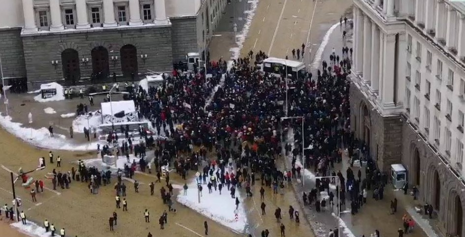 Сравнение на протестите на „Отровното трио“ и ресторантьорите развесели мрежата СНИМКИ