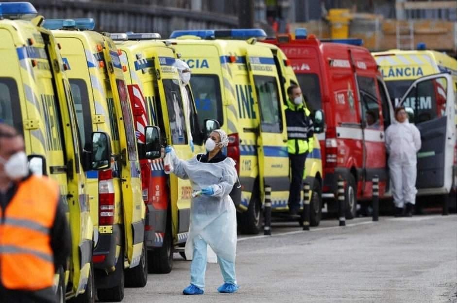 СНИМКА на линейки с болни от К-19 пред болница потресе мрежата