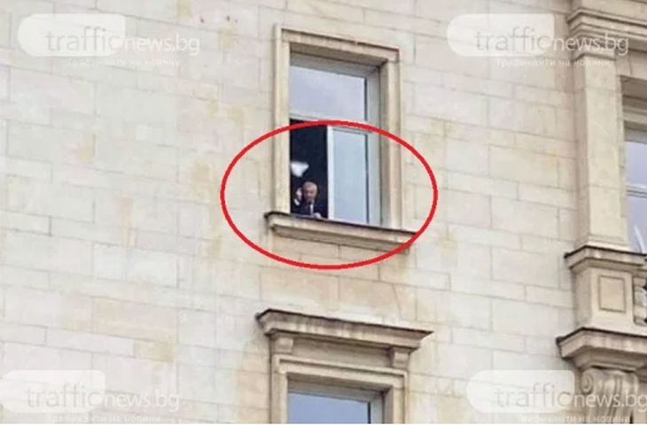 Стана ясно кой пусна фалшивата новина за средния пръст на Валери Симеонов срещу протестиращите ресторантьори
