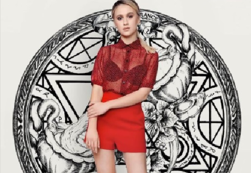 Мария Бакалова грейна по прозрачна риза на страниците на Vogue СНИМКИ