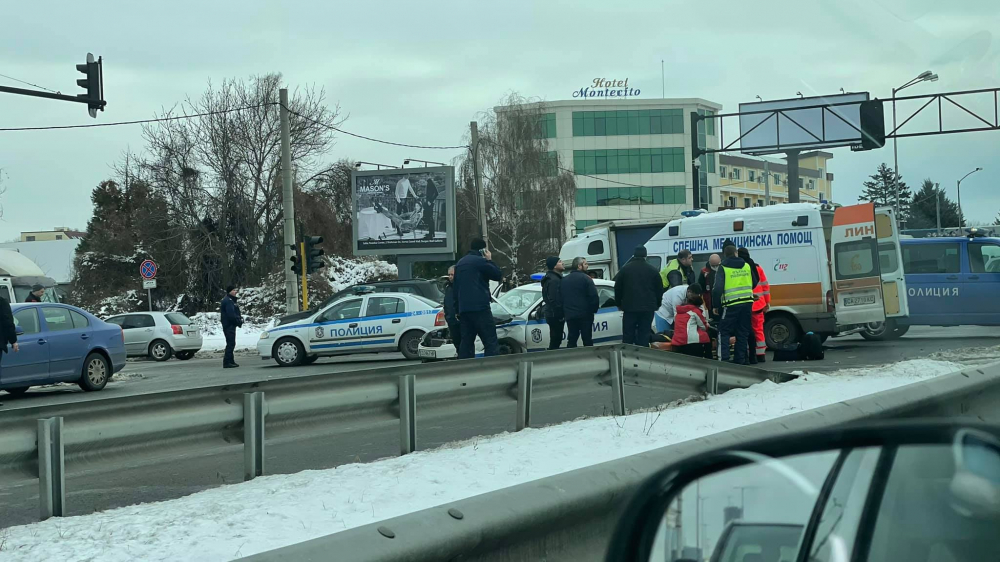 Първо в БЛИЦ! Меле с патрулка затапи трафика по столичното Цариградско шосе