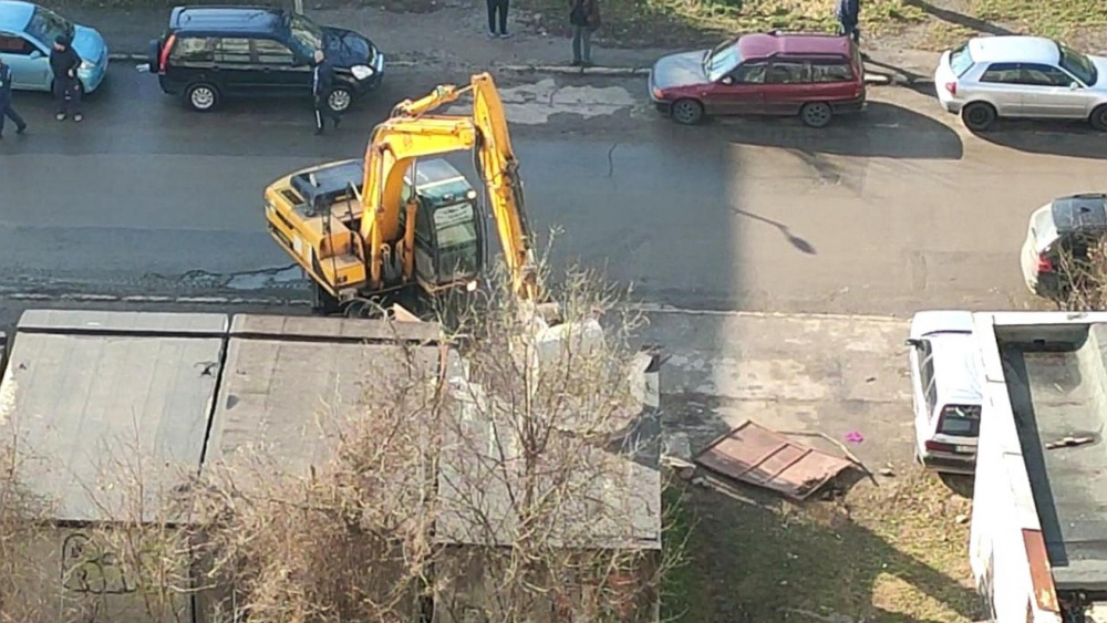 Багери нахлуха в столичния кв. "Люлин", рушат наред СНИМКИ