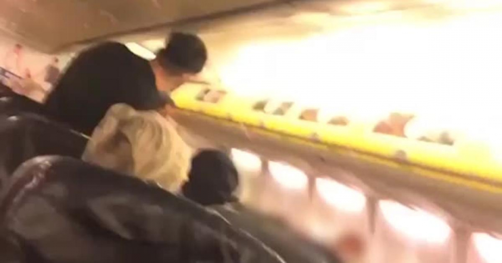 Пътник без маска удари с глава стюард в самолет ВИДЕО