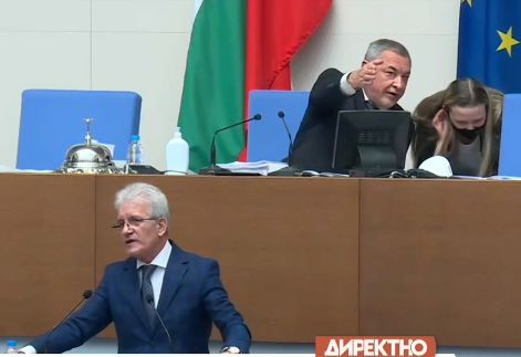 Симеонов бушува в НС: Кой е тоя депутат с маската? Дръжте го, ще избяга… СНИМКИ