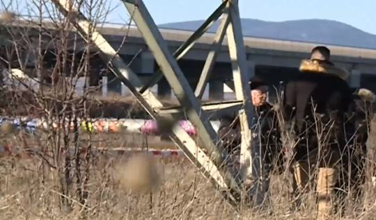 Зловещата мистерия с деца и труп край столицата се заплита 