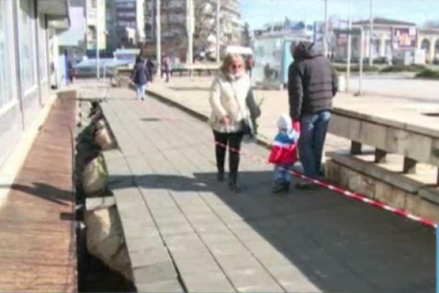 Тротоар в Русе се "разцепи" и погълна пешеходец