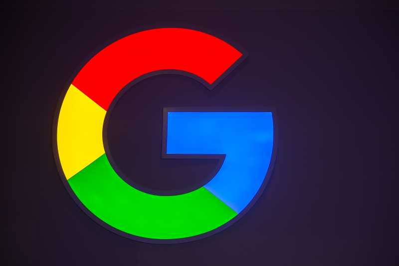 Служители на Google напускат работа в подкрепа на тъмнокожа колежка 